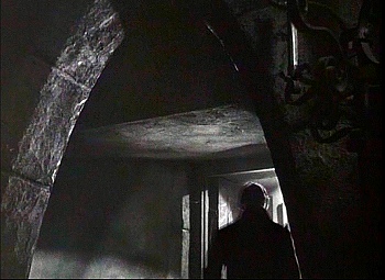 『古城の扉』 1935、約23分：居間の手前