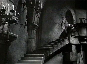 『古城の扉』 1935、約24分：広間の階段