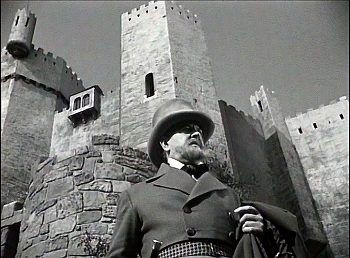 『古城の扉』 1935、約29分：城の外観、仰角