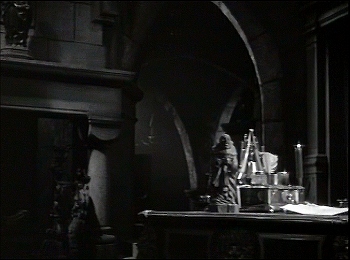 『古城の扉』 1935、約32分：書斎、扉と暖炉の間