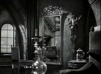 『古城の扉』 1935、約55分：階段上の部屋、鏡つき