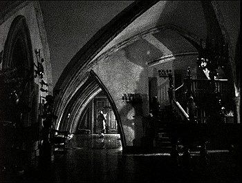 『フランケンシュタインの花嫁』 1935、約15分：灯りを落とした大広間、左奥が玄関
