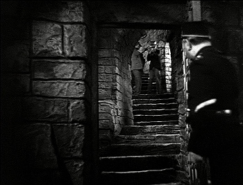 『フランケンシュタインの花嫁』 1935、約30分：警察、地下牢への階段