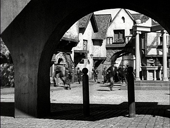 『フランケンシュタインの花嫁』 1935、約32分：村
