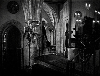 『フランケンシュタインの花嫁』 1935、約51分：ヘンリーの部屋の段になった二つの扉口