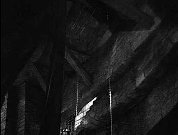 『フランケンシュタインの花嫁』 1935、約1時間4分：見張り塔、実験室の天井の方を見上げる
