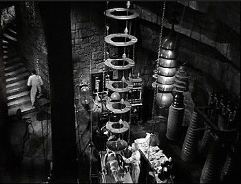 『フランケンシュタインの花嫁』 1935、約1時間5分：実験室、俯瞰　左端に屋上への階段