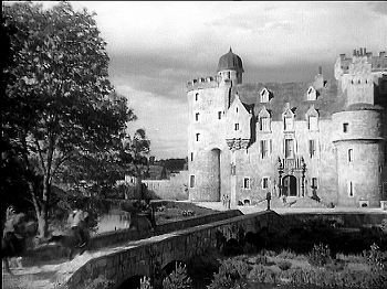 『幽霊西へ行く』 1935、約1分：城、外観（右手から左の方を）