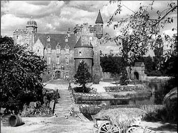 『幽霊西へ行く』 1935、約16分：城、外観（少し左手から右の方を）、20世紀