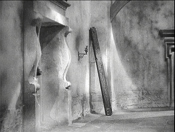 『幽霊西へ行く』 1935、約18分：ドナルドの部屋への廊下（左）