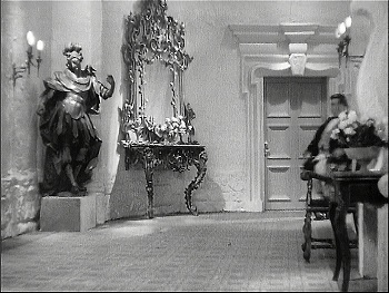 『幽霊西へ行く』 1935、約1時間13分：ドナルドの部屋への廊下（右）、20世紀のフロリダ