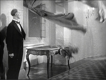 『幽霊西へ行く』 1935、約1時間14分：突風に翻るカーテン
