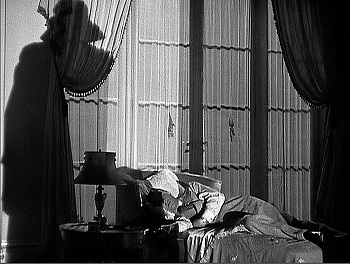 『古城の妖鬼』 1935、約37分：眠るイレーナと伯爵の影