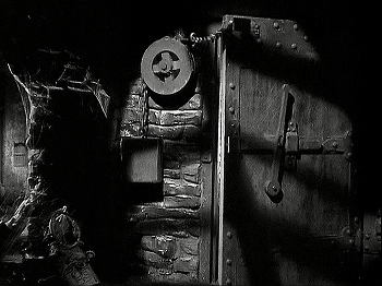 『古城の妖鬼』 1935、約43分：城の地下、扉の滑車仕掛け