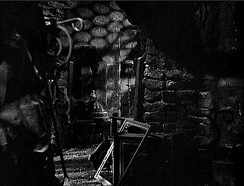『古城の妖鬼』 1935、約46分：城の地下、通路