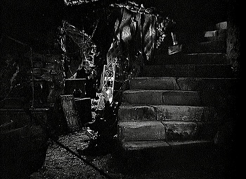 『古城の妖鬼』 1935、約48分：城の地下、通路と湾曲階段