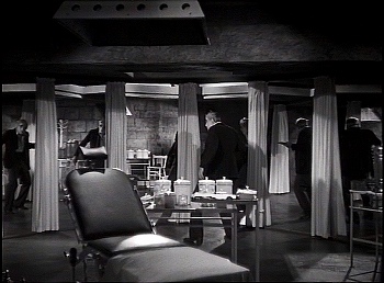 『大鴉』 1935、約26分：手術室、六面の鏡