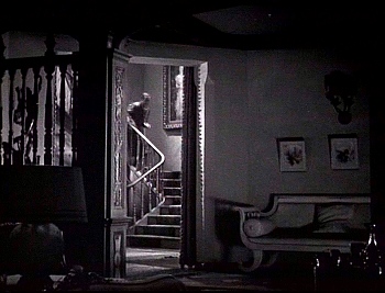 『大鴉』 1935、約46分：居間、向こうに階段