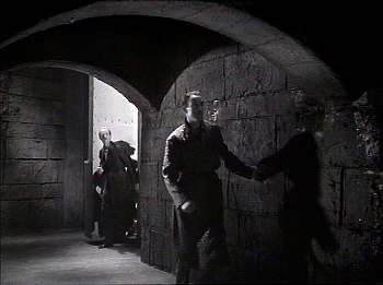 『大鴉』 1935、約53分：隠し扉の先の廊下