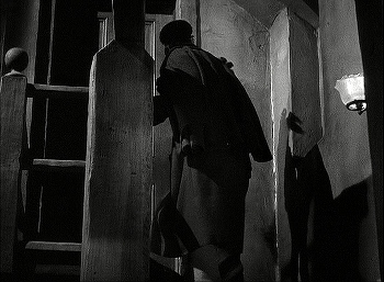 『倫敦の人狼』 1935、約49分：宿、第二の階段、屋根裏部屋の扉の前