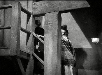『倫敦の人狼』 1935、約52分：宿、第二の階段、屋根裏部屋附近