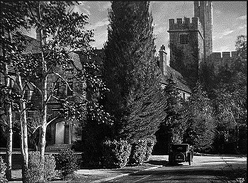 『倫敦の人狼』 1935、約1時間1分：僧院、外観