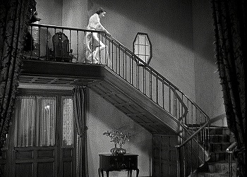 『倫敦の人狼』 1935、約1時間11分：玄関の上の回廊と階段