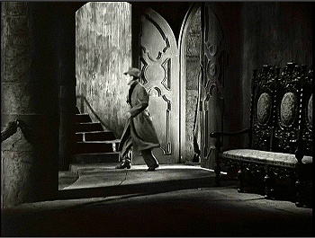 『女ドラキュラ』 1936、約1時間6分：大階段を上がった先の広間、入口附近