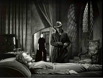 『女ドラキュラ』 1936、約1時間7分：階段下扉口から入った部屋