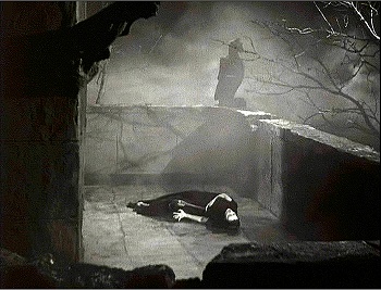 『女ドラキュラ』 1936、約1時間10分：鷲の石像のあるバルコニー