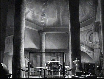 『透明光線』 1936、約4分：実験室のドーム～『女ドラキュラ』の空間