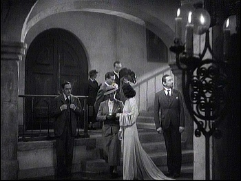 『透明光線』 1936、約6分：玄関