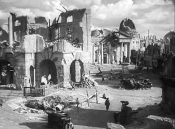 『来るべき世界』 1936、約23分：街角の廃墟