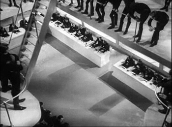 『来るべき世界』 1936、約1時間3分：近未来風の会議室