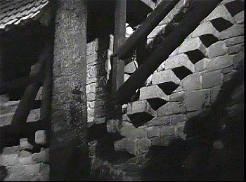 『大いなる幻影』 1937　約1時間18分：壁添い歩廊から昇り階段へ