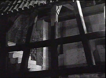 『大いなる幻影』 1937　約1時間19分：下り階段から歩廊へ