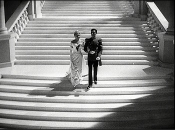 『ゼンダ城の虜』 1937、約48分：舞踏会場への階段