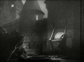 『ゼンダ城の虜』 1937、約1時間21分：濠と跳ね上げ橋