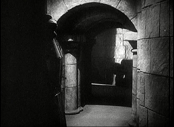 『ゼンダ城の虜』 1937、約1時間23分：半地下の廊下
