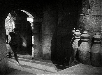 『ゼンダ城の虜』 1937、約1時間31分：半地下から大広間へ