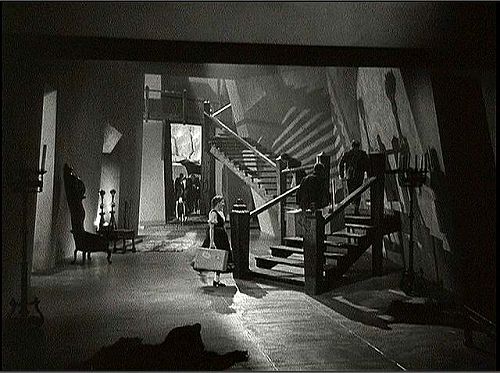 『フランケンシュタイン復活』 1939　約8分：玄関広間の階段、奥から