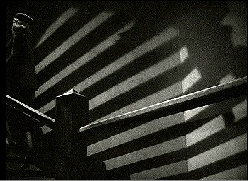 『フランケンシュタイン復活』 1939　約10分：玄関広間の階段、壁に落ちる影