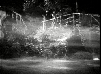 『ゴースト・ブレーカーズ』 1940、約55分：山型桟橋と階段、霧つき