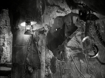 『ゴースト・ブレーカーズ』 1940、約1時間20分：隠し扉から地下室へ降りる階段