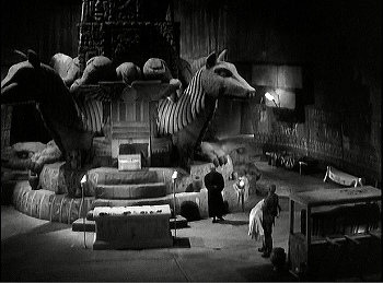 『ミイラの復活』 1940、約57分：神殿内、ジャッカルの間
