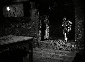『ミイラの復活』 1940、約1時間3分：ジャッカルの間の入口