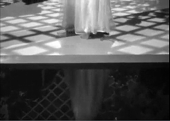 『レベッカ』 1940、約14分：南仏、プール際で踊る二人