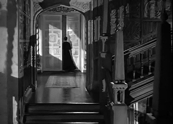 『レベッカ』 1940、約1時間18分：大階段をはさんでレベッカの部屋