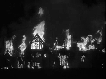 『レベッカ』 1940、約2時間3分：炎上するマンダレイ