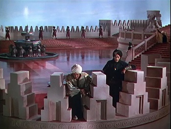 『バグダッドの盗賊』 1940、約12分：広場を見下ろす赤みを帯びた屋上